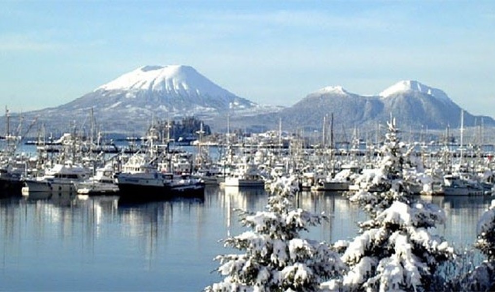 Năm 1974, một người dân ở Alaska đã thực hiện một trong những  trò đùa "kinh thiên động địa" nhất thế giới. Cụ thể, Porky Bickar đã chất hàng trăm chiếc xăm lốp xe cũ lên núi rồi đốt chúng khiến người dân tưởng núi lửa Edgecumbe sắp thức giấc.